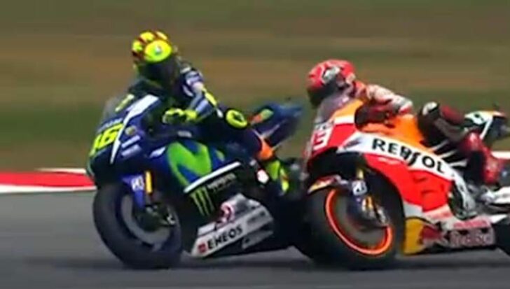 Il duello tra Rossi e Marquez a Sepang nel 2015