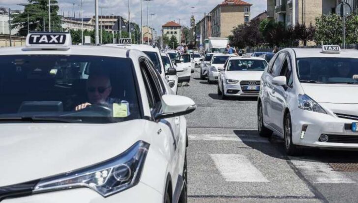 Alcuni taxi in strada