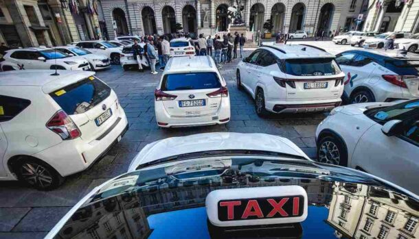 Alcuni taxi parcheggiati