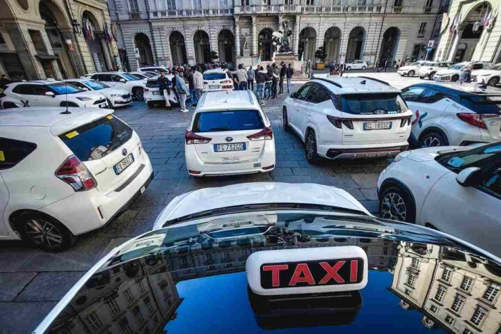 Alcuni taxi parcheggiati