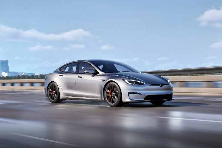 Tesla Model S in marcia