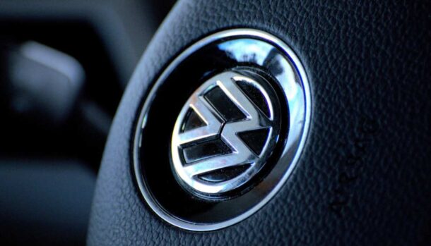 Il logo Volkswagen sul volante di un'auto