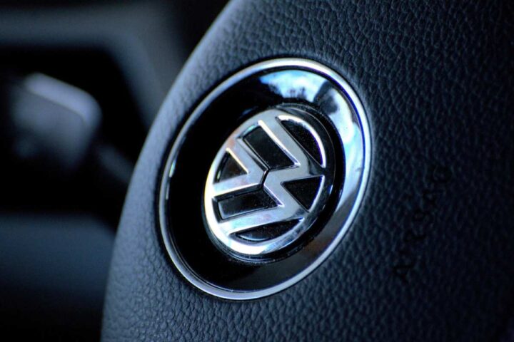 Il logo Volkswagen sul volante di un'auto