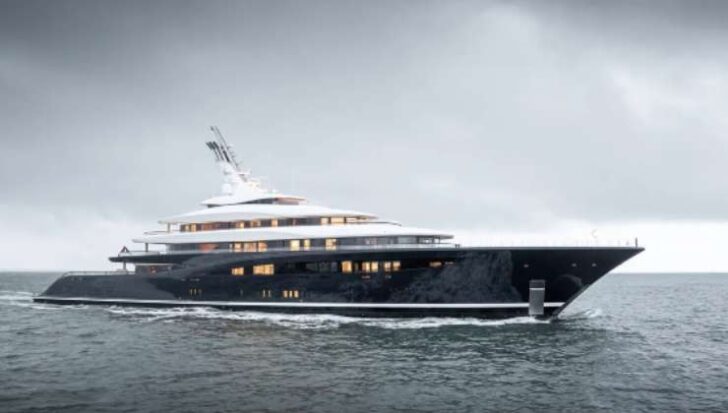 Lo yacht Breakthrough in mare