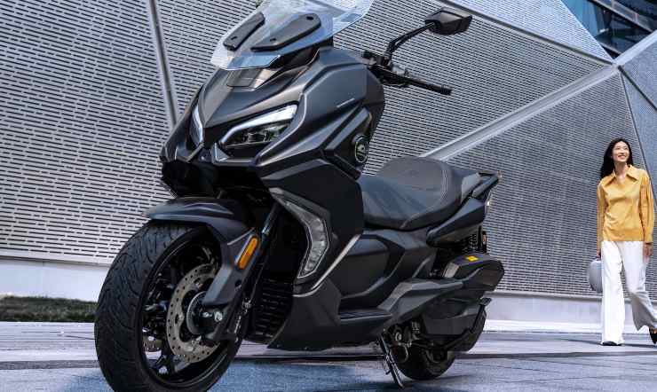 QJ Motor Fort 4.0 scooter Yamaha TMax