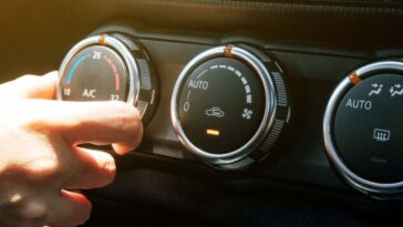 Una persona regola l'aria condizionata in auto