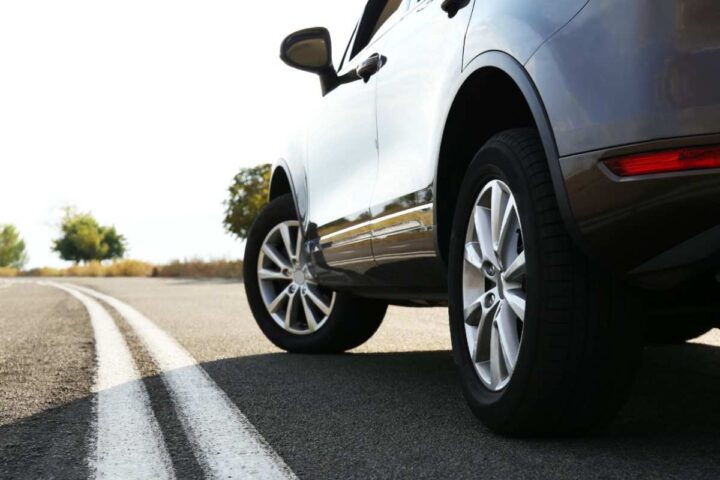 Il dettaglio delle ruote di un'auto in strada