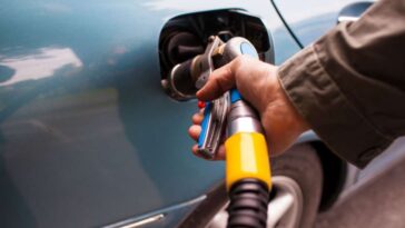 Un uomo rifornisce un'auto a GPL