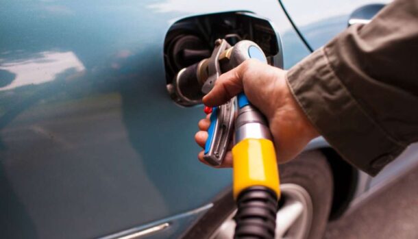 Un uomo rifornisce un'auto a GPL
