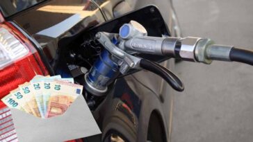 Un'auto a GPL in rifornimento e una busta con delle banconote