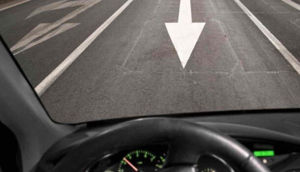 Auto contromano per 10 km sfiorata la tragedia