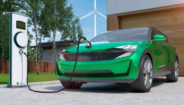 Un'auto elettrica in ricarica fuori da un'abitazione