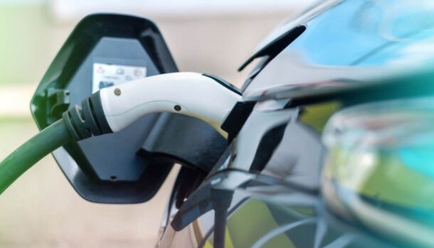 Un'auto elettrica in ricarica