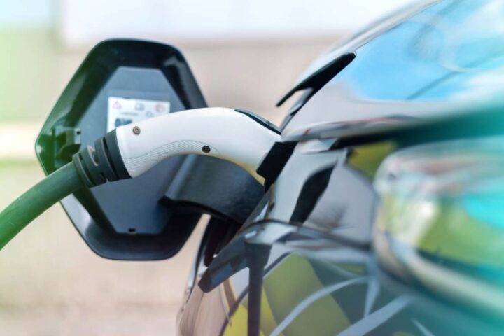 Un'auto elettrica in ricarica