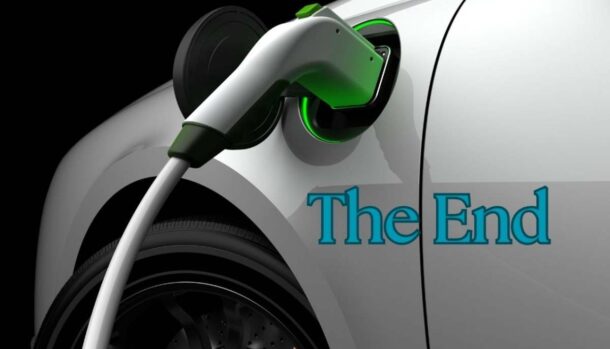 Un'auto elettrica in ricarica e la scritta "The End"