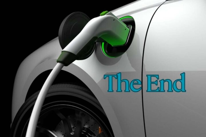 Un'auto elettrica in ricarica e la scritta "The End"