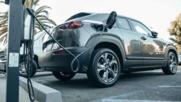 Un'auto elettrica in ricarica