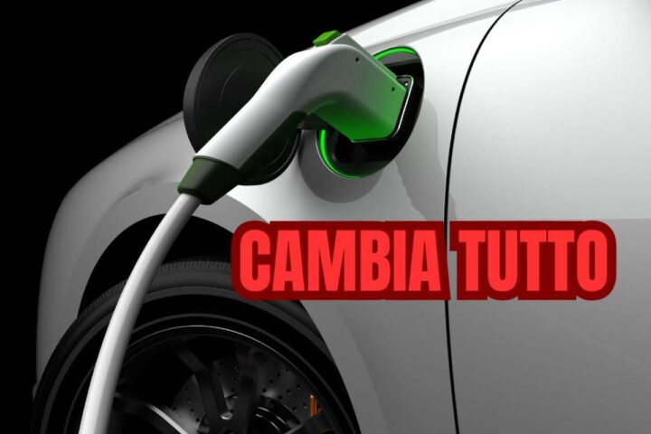Un'auto elettrica in ricarica e la scritta "cambia tutto"