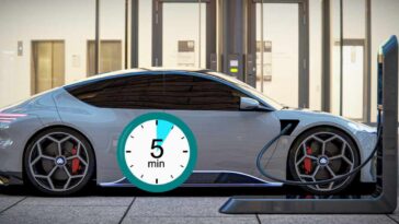 Un'auto elettrica in ricarica e il cronometro che segna 5 minuti