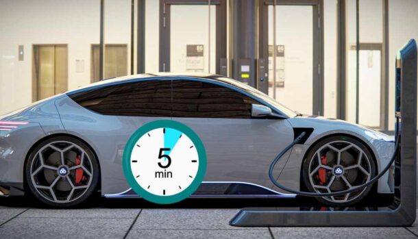 Un'auto elettrica in ricarica e il cronometro che segna 5 minuti