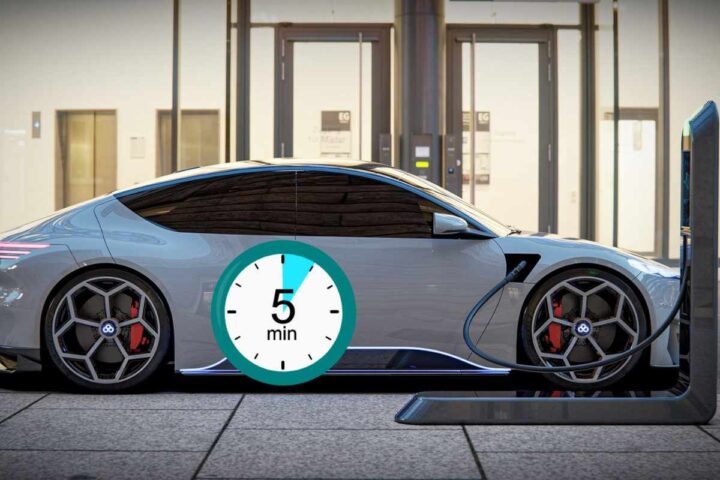 Un'auto elettrica in ricarica e il cronometro che segna 5 minuti