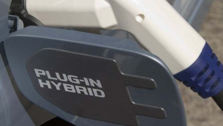 Un'auto plug-in hybrid in ricarica