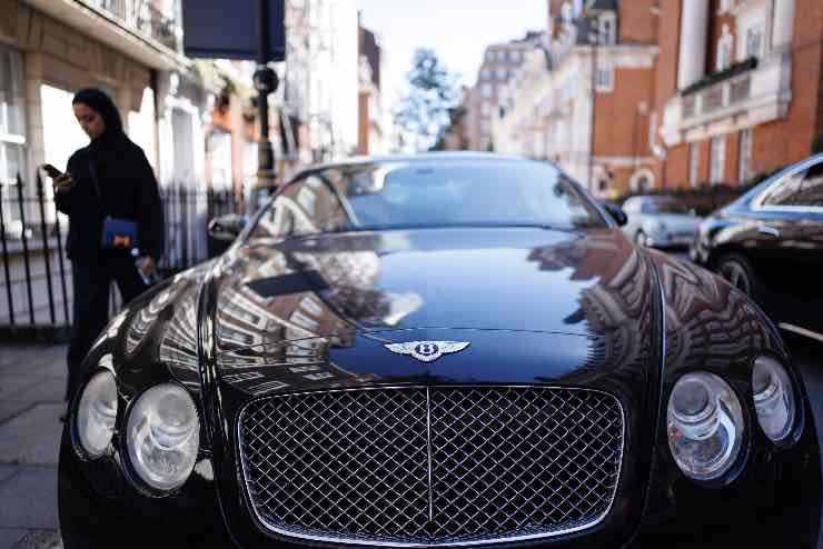 Bentley cambia la strategia sull'elettrico