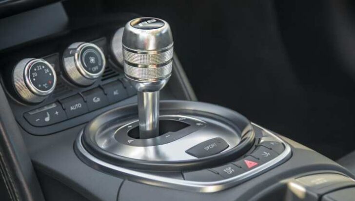 Il cambio di un'auto alloggiato nell'abitacolo