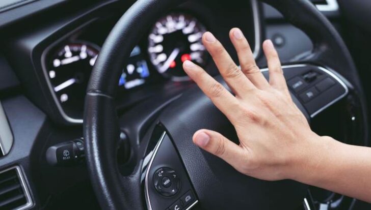 Un automobilista suona il clacson