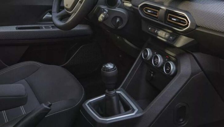 L'abitacolo della Dacia Sandero e il dispositivo per appendere la borsa