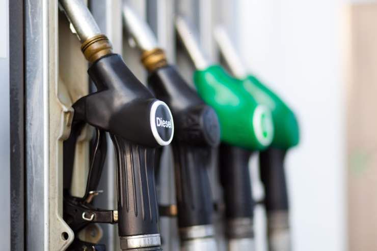 Diesel benzina l'Europa decide a fine 2025
