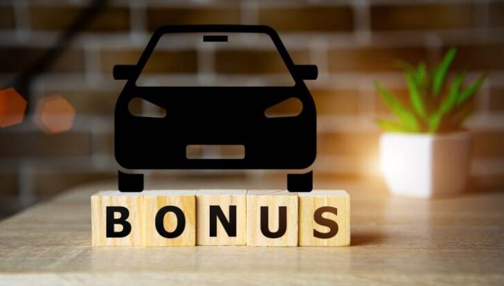 La scritta Bonus e il disegno di un'auto
