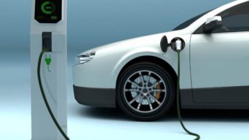 Un'auto elettrica in ricarica