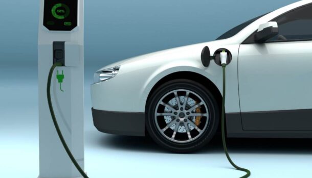 Un'auto elettrica in ricarica