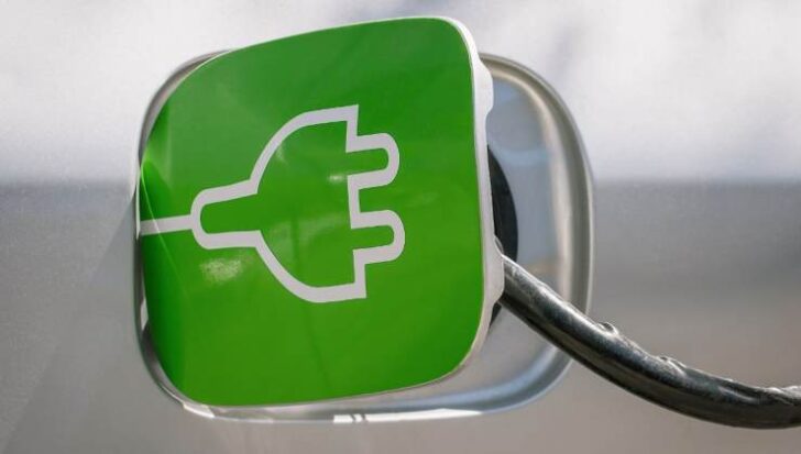 Lo sportello della ricarica di un'auto elettrica