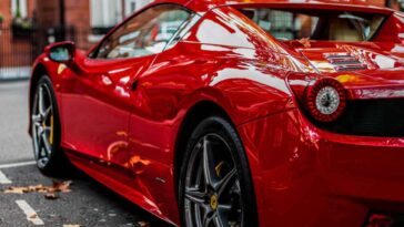 Il retrotreno e la fiancata di una Ferrari parcheggiata