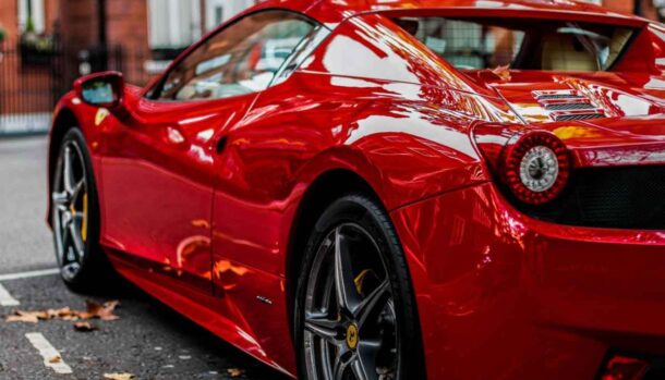 Il retrotreno e la fiancata di una Ferrari parcheggiata