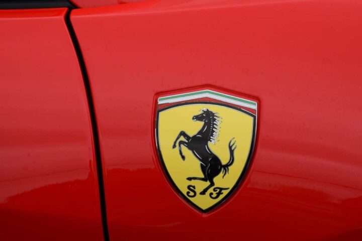 Il logo Ferrari su una portiera