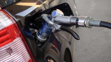 Un'auto GPL in rifornimento