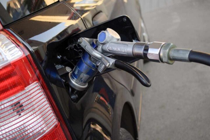 Un'auto GPL in rifornimento 