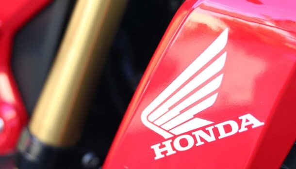 Il logo Honda sulla moto
