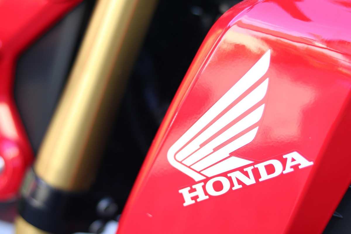 Il logo Honda sulla moto