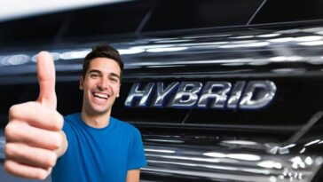 Un'auto ibrida e un ragazzo con il pollice su
