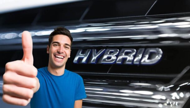 Un'auto ibrida e un ragazzo con il pollice su