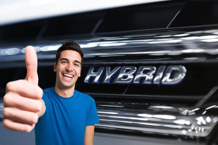 Un'auto ibrida e un ragazzo con il pollice su