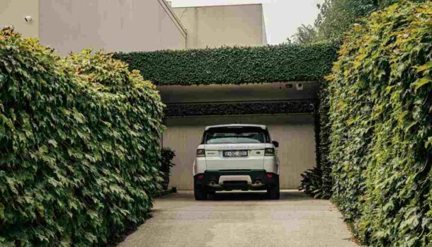 Una Land Rover parcheggiata