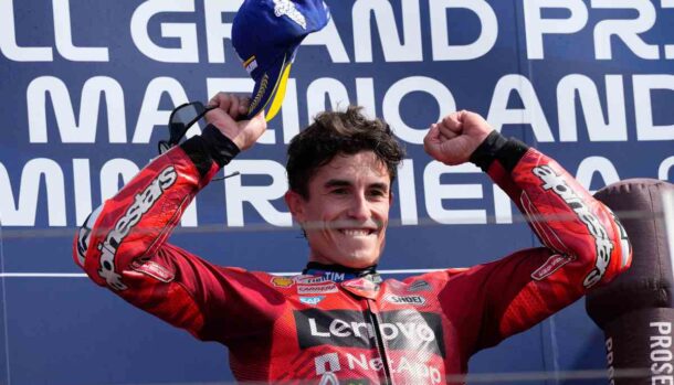 Marquez esulta sul podio di Misano