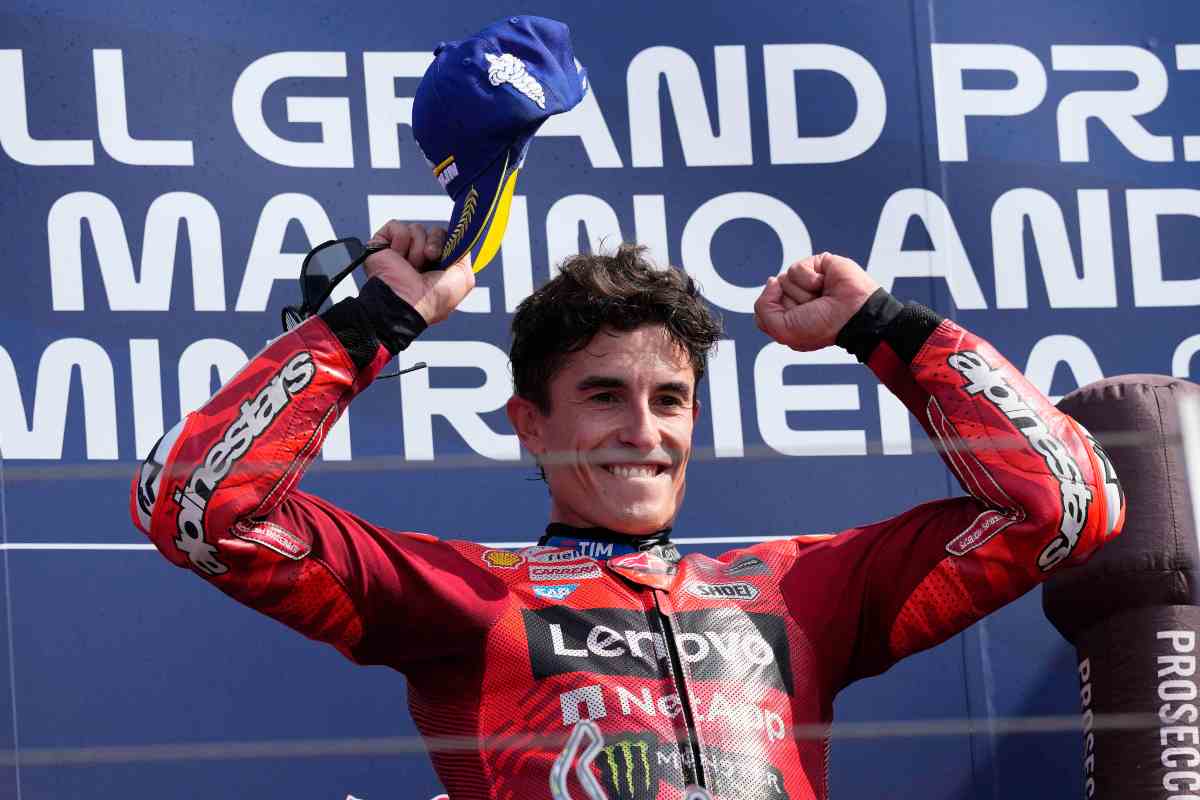 Marquez esulta sul podio di Misano