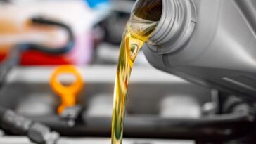 L'olio auto inserito nel suo serbatoio