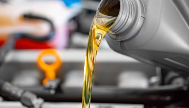 L'olio auto inserito nel suo serbatoio